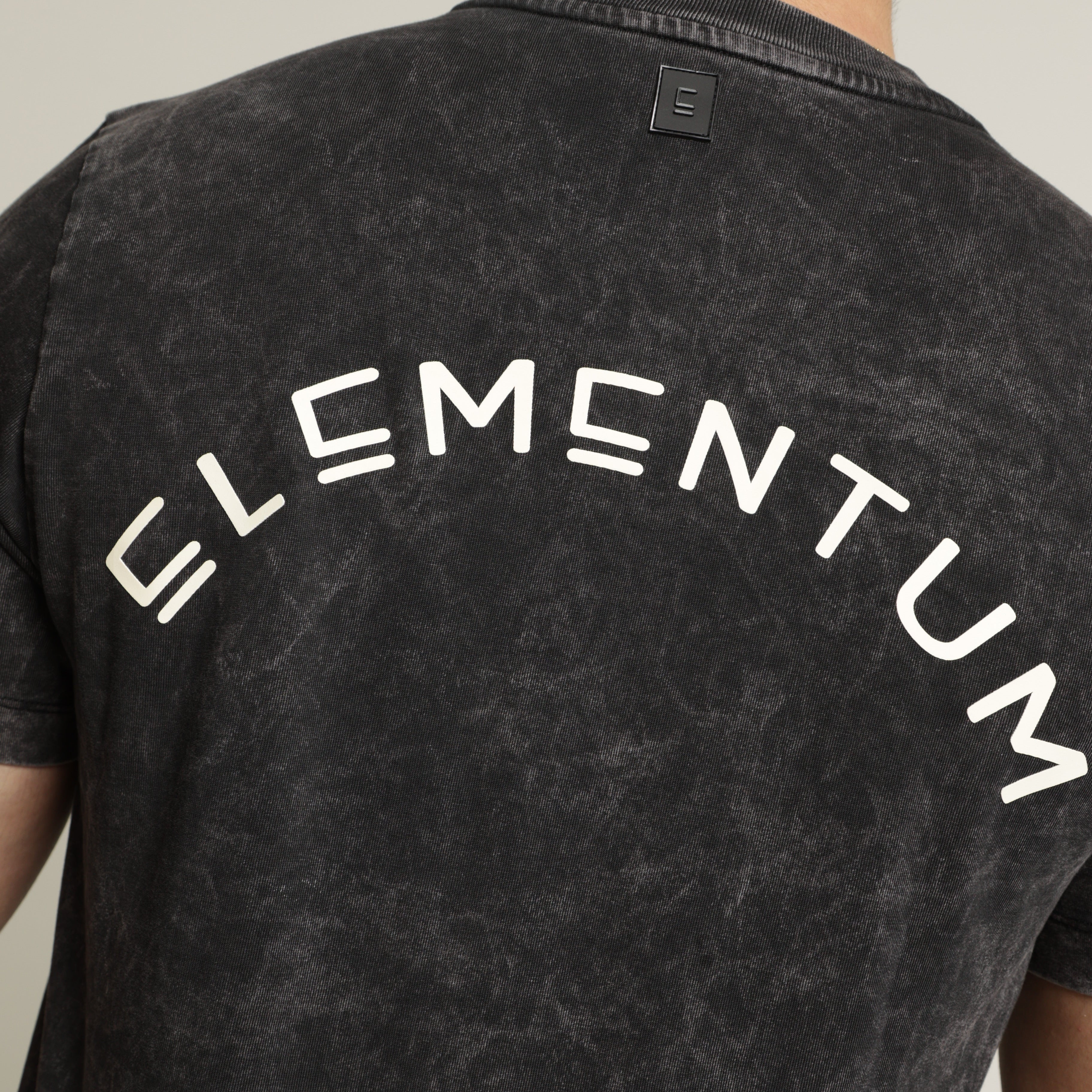 Fit T-shirt "ELEMENTUM" - Negra